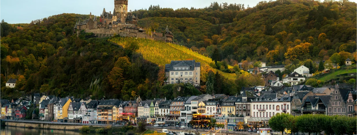 Luchtfoto van Cochem met de Reichsburg boven de Moezel