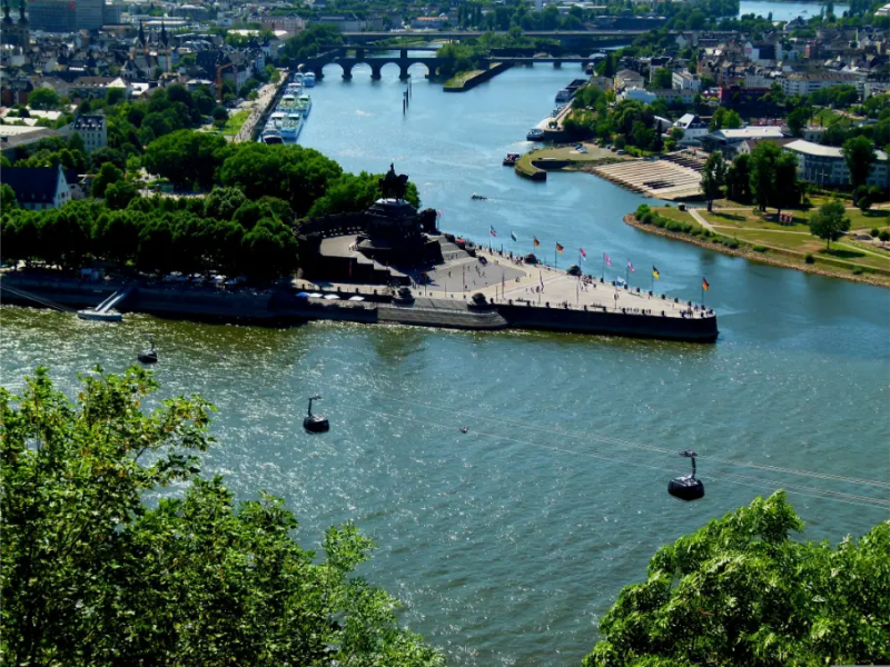 Rondvaartboten op de Moezel op weg naar Koblenz
