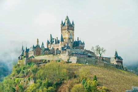 De Reichsburg Cochem boven de wijngaarden