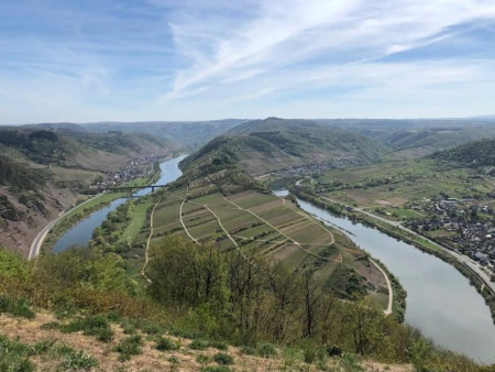 Moezelbocht met een beboste heuvel in de lus, gezien vanaf de hoogte – Dortebachtal met waterval bij Klotten, Cochem
