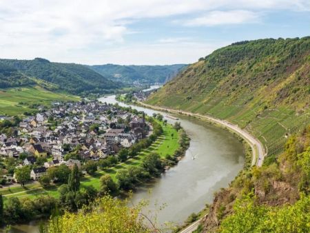 Moezellus met een dorp en wijngaarden, gezien vanaf de hoogte – Pinnerkreuz en Faitschbachkloof vanuit Cochem, Cochem