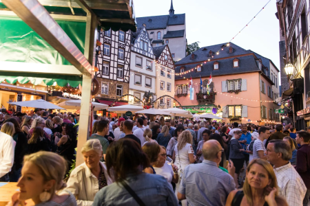 Drukte op de Moezelpromenade tijdens het Heimat- und Weinfest