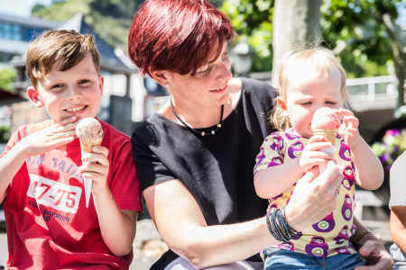 Moeder met kinderen die ijs eten tijdens het Kinderfest in Cochem