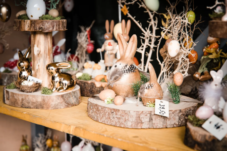 Paashazen en voorjaarsdecoratie op de Oster- und Frühlingsmarkt