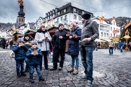Gezin met warme dranken op de kerstmarkt van Cochem
